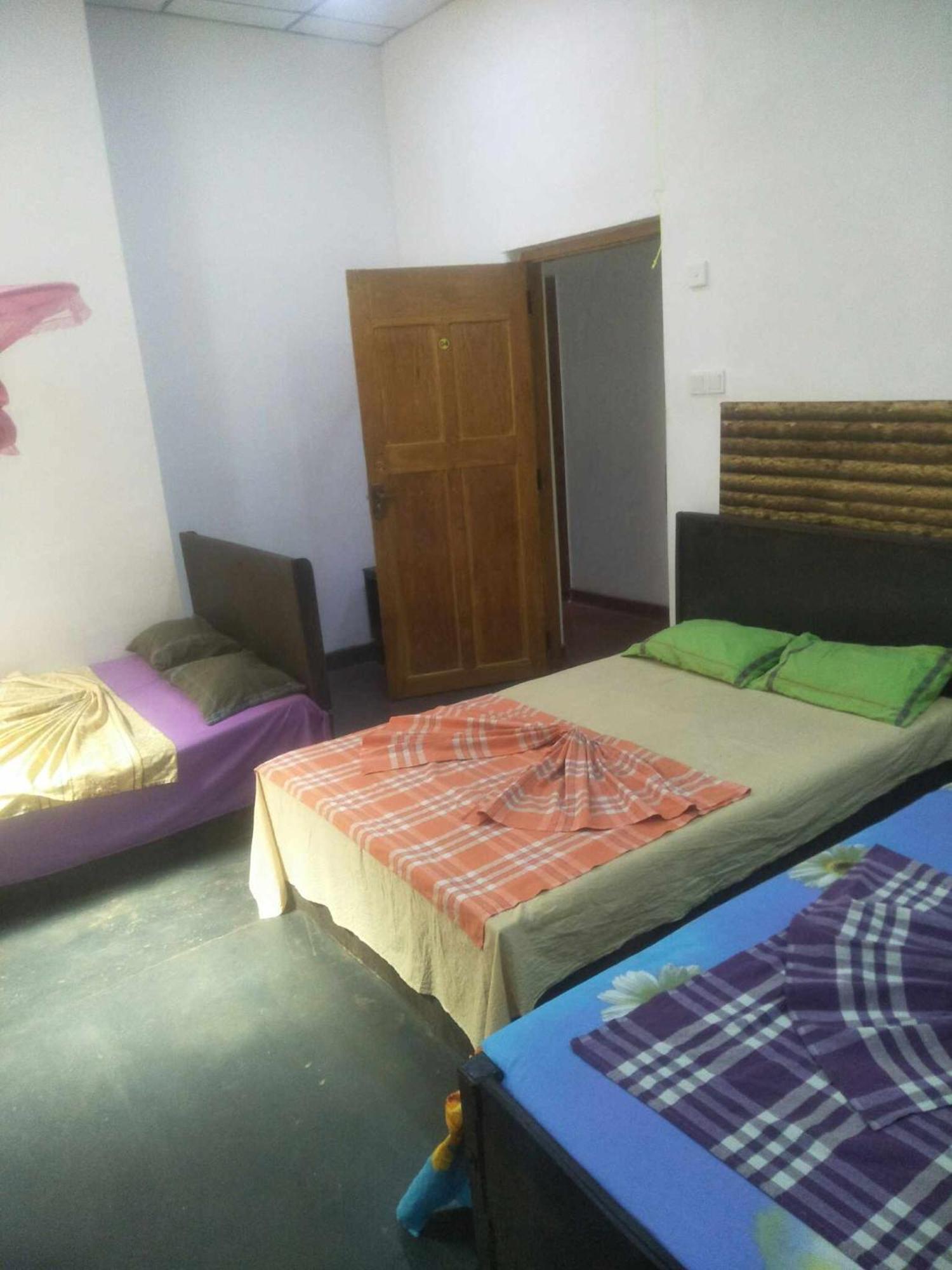 Hotel Bathiya Tourist Guest Anuradhapura Exterior foto